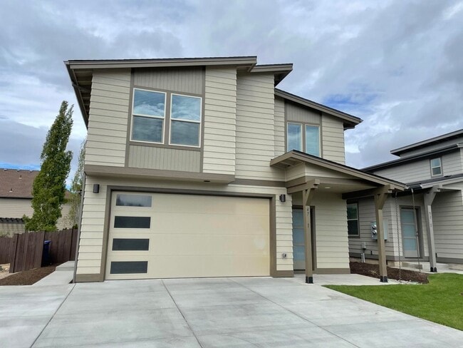 16494 Carter Ct in La Pine, OR - Building Photo - Building Photo