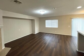 45317 Stadium Ln in Lancaster, CA - Foto de edificio - Building Photo