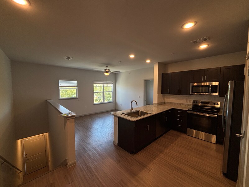 950 FM2001 in Buda, TX - Foto de edificio