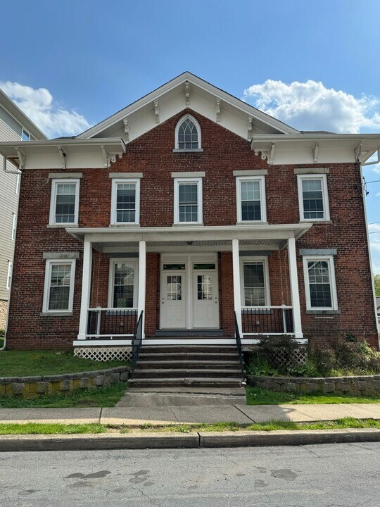 24 Veterans Memorial Dr E, Unit 24 Veterans Memorial - 1 in Somerville, NJ - Building Photo