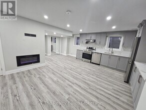 1869 Narcissus Gdns in Pickering, ON - Building Photo - Building Photo