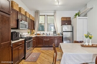 1156 W Grand Ave in Chicago, IL - Building Photo - Building Photo