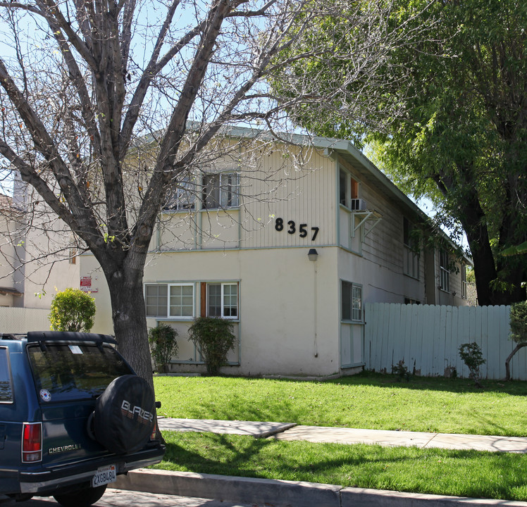 8357 Amigo Ave in Northridge, CA - Foto de edificio