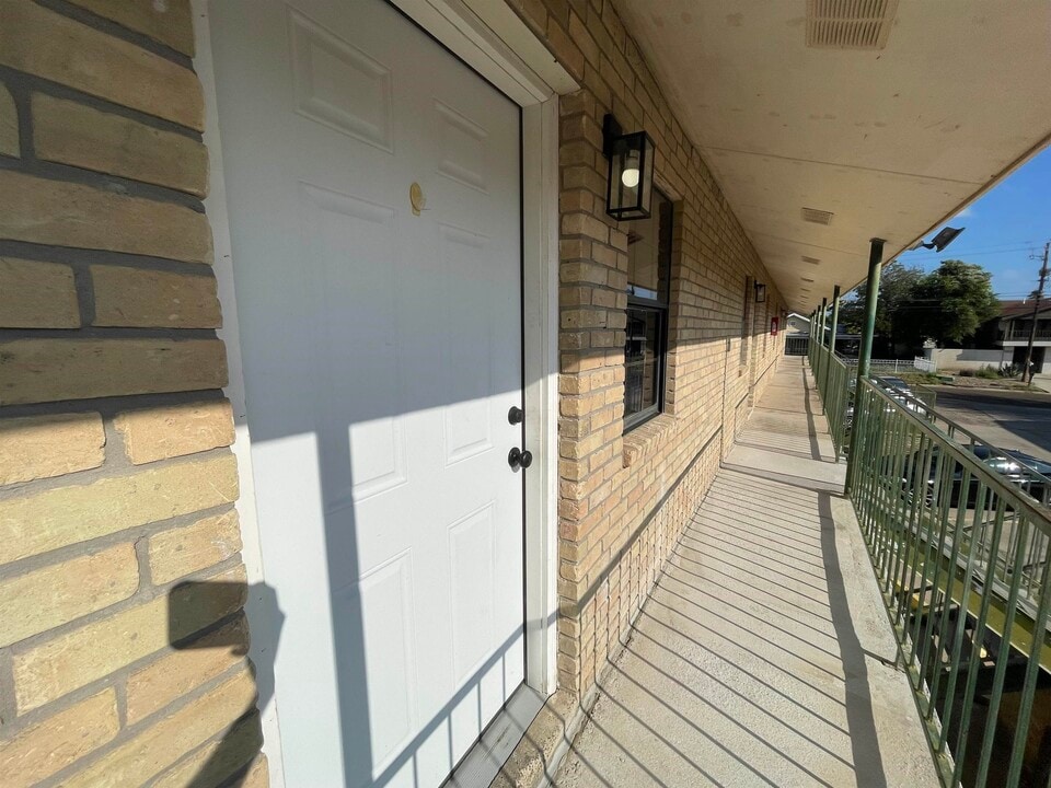 3001 E Price St in Laredo, TX - Building Photo