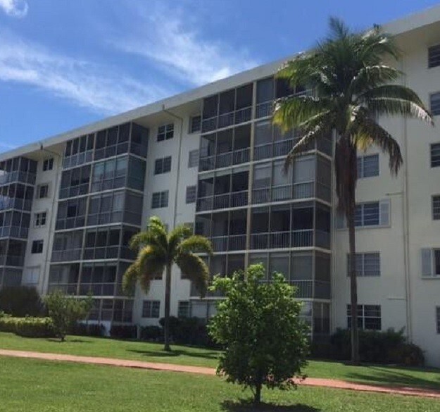 2910 Point E Dr in Aventura, FL - Building Photo