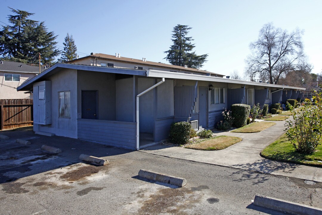 1013 Lochbrae Rd in Sacramento, CA - Foto de edificio