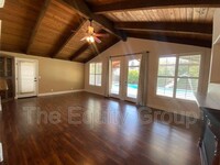 525 N Greenview Ct in Visalia, CA - Building Photo - Building Photo