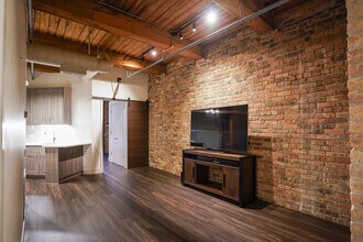 225 W Huron St, Unit 301 in Chicago, IL - Foto de edificio - Building Photo