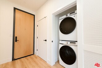 5813 Lexington Ave in Los Angeles, CA - Building Photo - Building Photo