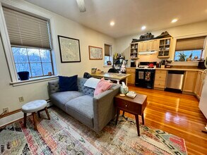 24 Grovenor Rd, Unit 3 in Boston, MA - Building Photo - Building Photo