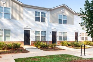 2525 Oakdale Rd in Charlotte, NC - Building Photo