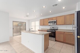 6475 W Freeway Ln in Glendale, AZ - Building Photo - Building Photo