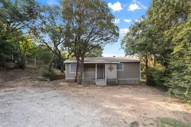 1811 Hidden Valley Rd in Granbury, TX - Building Photo - Building Photo