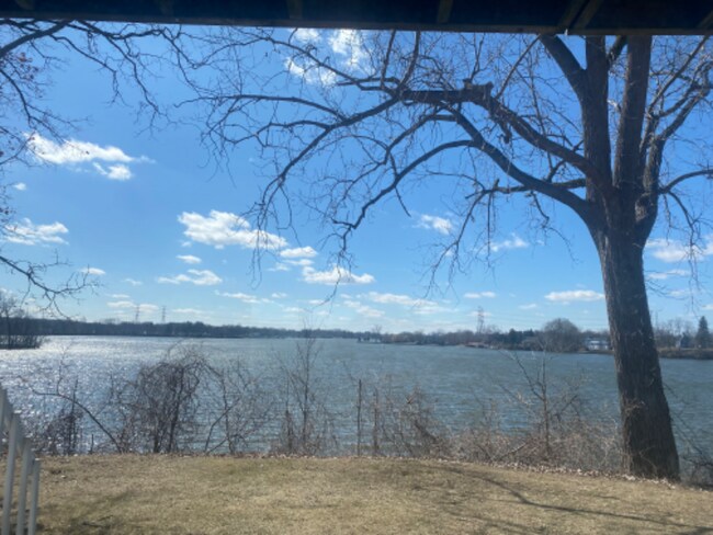 11800 Sunset Ln in Belleville, MI - Foto de edificio - Building Photo