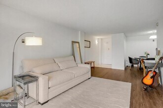 5300 Holmes Run Pkwy in Alexandria, VA - Building Photo - Building Photo