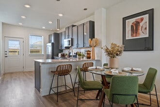 Lat Twenty7 Townhomes in Corpus Christi, TX - Foto de edificio - Building Photo