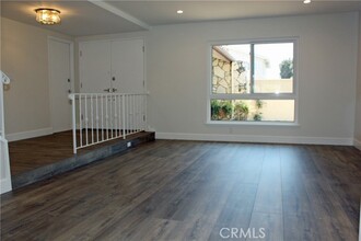 6451 Meadow Crest Drive in Huntington Beach, CA - Foto de edificio - Building Photo