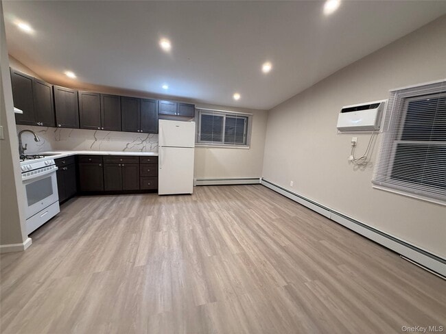 1158 Laidlaw Ave in Franklin Square, NY - Building Photo - Building Photo