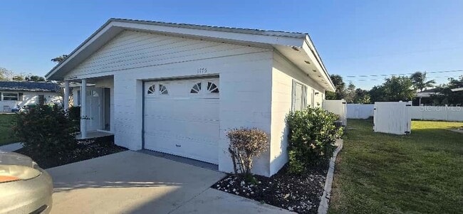 1775 Loralin Dr in Englewood, FL - Foto de edificio - Building Photo