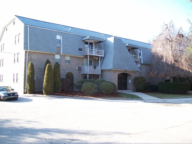 40 Austin Ave in Greenville, RI - Foto de edificio - Building Photo
