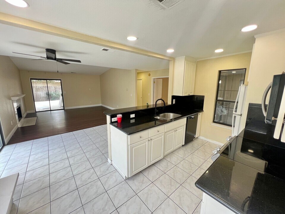 6039 Carolina Cir in Stockton, CA - Building Photo