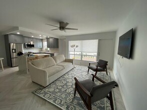 2500 NE 48th Ln, Unit 306 in Fort Lauderdale, FL - Foto de edificio - Building Photo