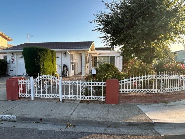 32927 Lake Candlewood St in Fremont, CA - Building Photo - Building Photo