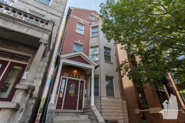 2320 N Southport Ave, Unit 1 in Chicago, IL - Foto de edificio - Building Photo