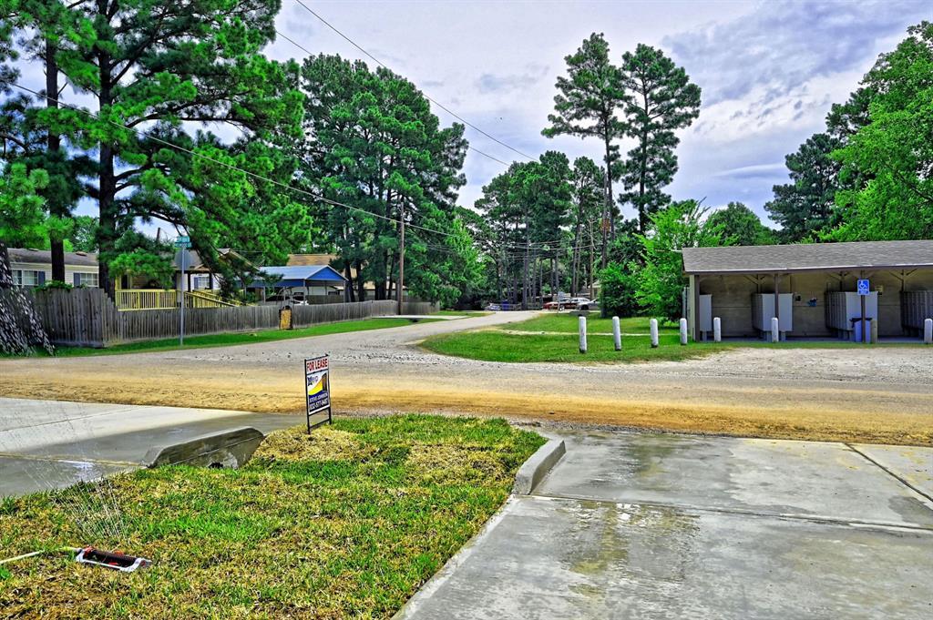 8977 Gladewood in Willis, TX - Building Photo