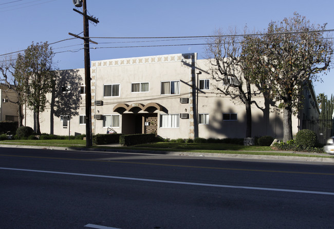 6225 Reseda Blvd in Tarzana, CA - Building Photo - Building Photo