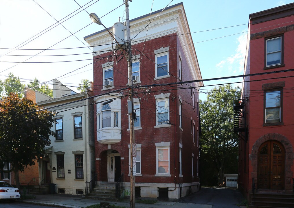 210 Union St in Schenectady, NY - Building Photo