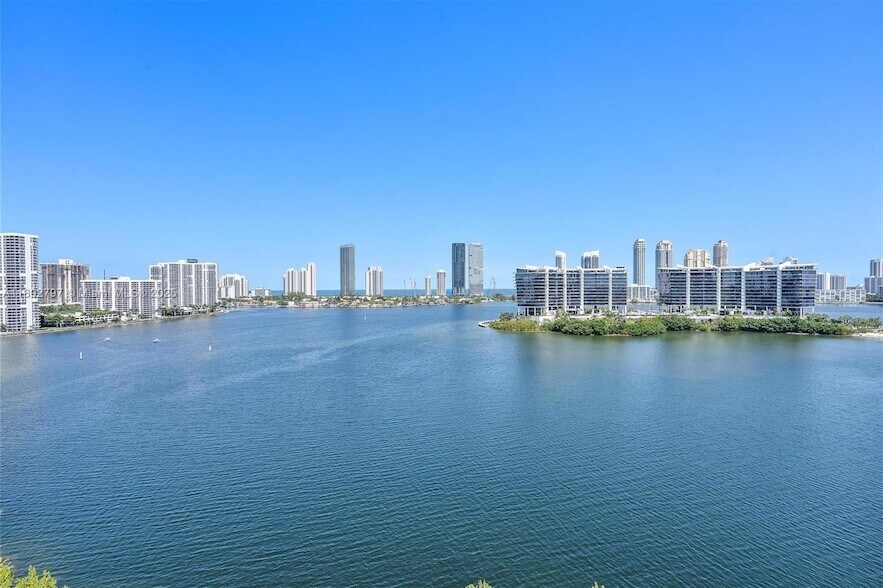 3300 NE 188th St, Unit UPH15 in Aventura, FL - Building Photo