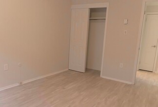 107 Amberly Dr, Unit 107 Amberly Unit B in Manalapan, NJ - Foto de edificio - Building Photo