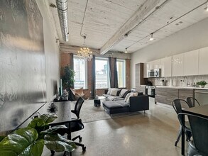 555 Evergreen St in Dallas, TX - Building Photo - Building Photo