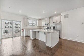 46 Mariveles Way in Tinton Falls, NJ - Foto de edificio - Building Photo