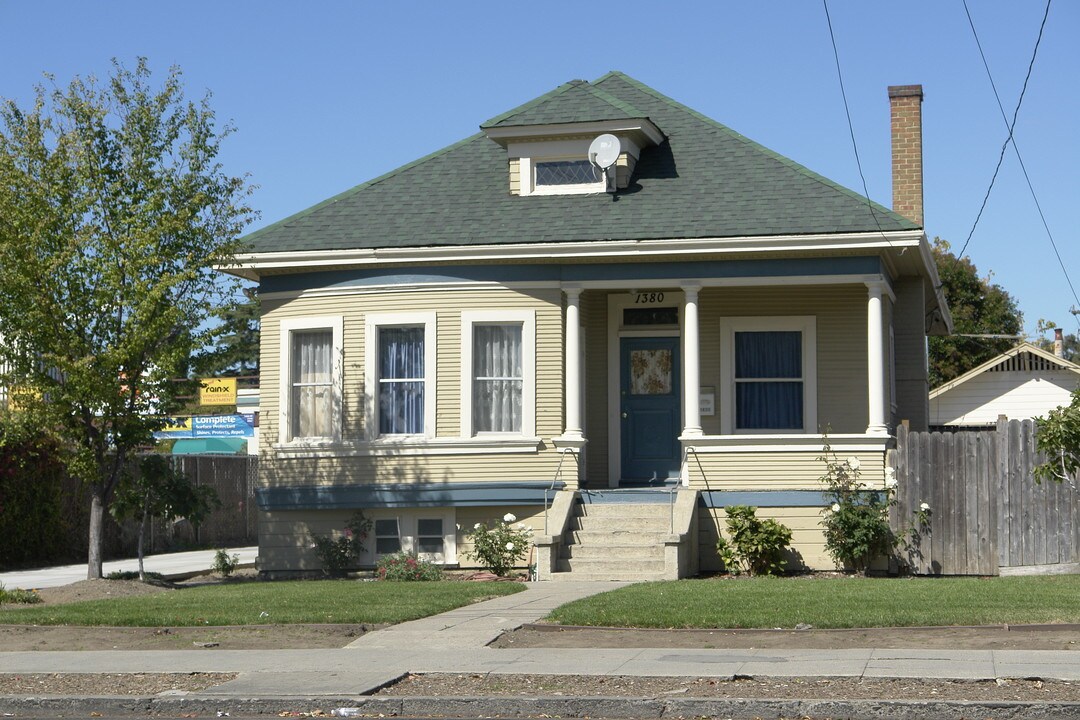 1374-1380 B St in Hayward, CA - Building Photo