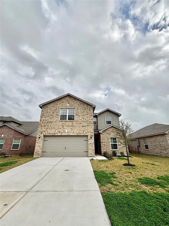 10474 Sweetwater Creek Dr in Cleveland, TX - Building Photo