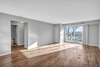 5400 Astor Ln in Rolling Meadows, IL - Building Photo - Building Photo