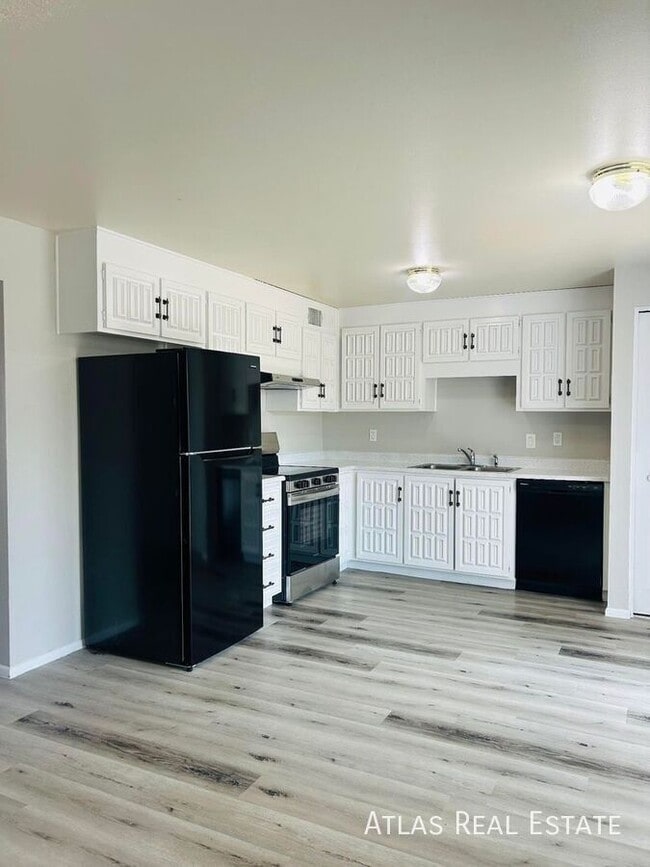 property at 3849 E Ludlow Dr