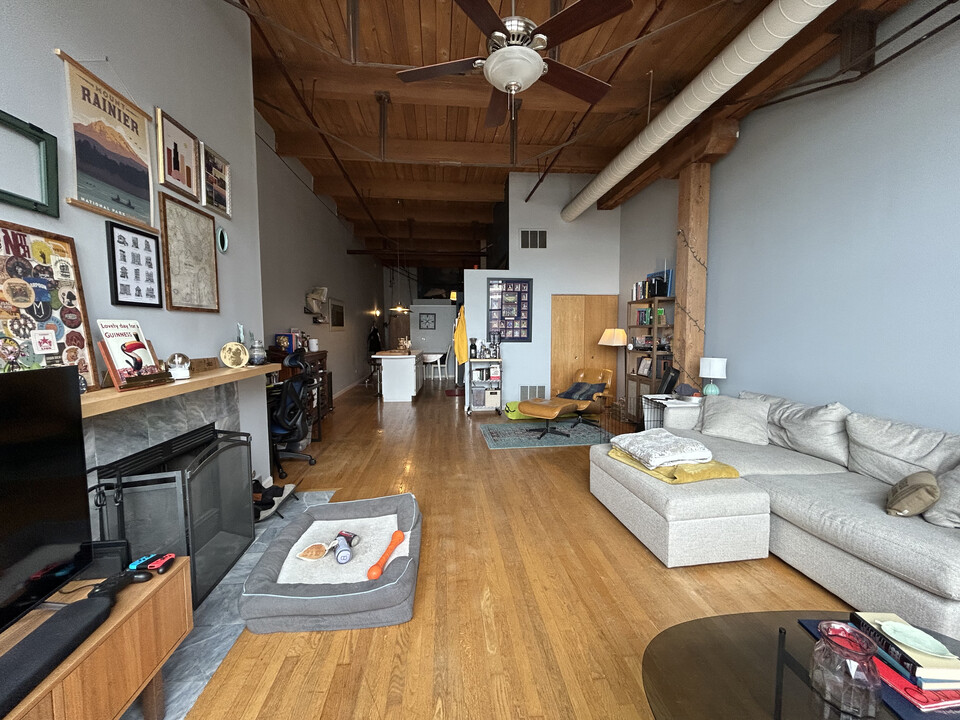 1733 W Irving Park Rd, Unit 506 in Chicago, IL - Building Photo
