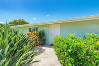 5577 Contento Dr in Siesta Key, FL - Foto de edificio - Building Photo