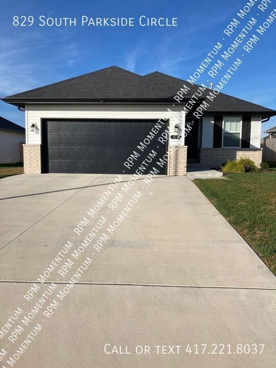829 S Parkside Cir in Nixa, MO - Foto de edificio