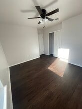 406 Rustic Stable in San Antonio, TX - Foto de edificio - Building Photo