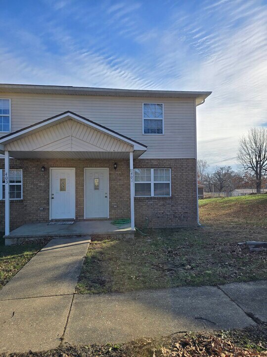 401 Country Villa Ln in St. Robert, MO - Building Photo