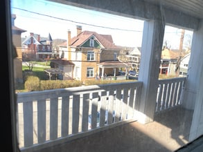 163 Frothingham Ave, Unit 163 B in Jeannette, PA - Foto de edificio - Building Photo