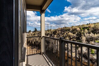 20500 Empire Ave in Bend, OR - Foto de edificio - Building Photo