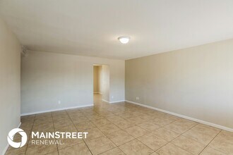 6720 W Holly St in Phoenix, AZ - Foto de edificio - Building Photo