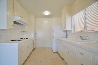 721 Manhattan Beach Blvd in Manhattan Beach, CA - Building Photo - Building Photo