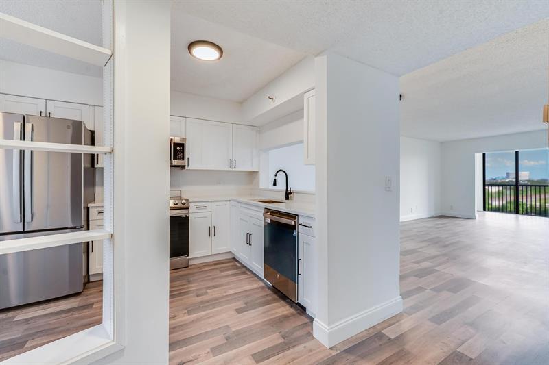 2200 S Cypress Bend Dr in Pompano Beach, FL - Building Photo