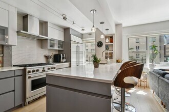 100 W 57th St in New York, NY - Building Photo - Building Photo